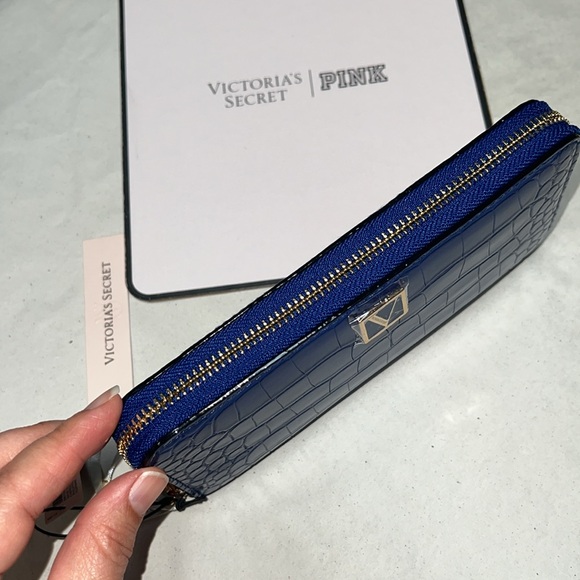Victoria’s Secret Large Zip Up Wallet - Picture 4 of 9